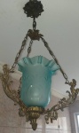 Linda e rara luminária em bronze com manga no tom azul turquesa. mede 73cmx35cm.