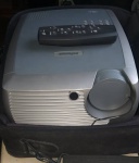 Projetor da marca INFOCUS modelo X2 DLP. Acondicionado em sua maleta original, acompanha controle remoto. ligando porém não testado.