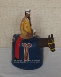 JOSÉ HENRIQUE - ARTE POPULAR NORDESTINA - Figura Típica nordestina sentado no boi em barro cozido com rica policromia. Med. 37 cm de altura com 31cm de comprimento e 22 cm de base.