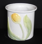 Espetacular vaso porcelana weiss na cor branca com decoração floral colorida, a peça apresenta pequenos  bicados. Med. 21cm de altura.