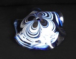 Lindo bobeche em vidro  azul decorado com branco 8 x 16 x 16 cm com ínfimo bicados na borda e na parte do furo um leve descascado.