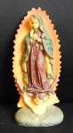 Linda escultura de santa com rica policromia elaborada com resina. Med. 7cm x 16cm