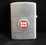 COLECIONISMO - Antigo Isqueiro da Zippo - ofertado pela RPM e RPM Delo - da Companhia de Ólea da Califórnia e Lubrificante e Produtos Fonseca S.A Brasil.