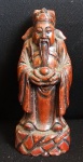 Escultura Oriental de sábio em resina com pigmentação na cor vermelha com 11cm de altura