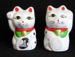 Duas pequenas esculturas orienta de cerâmica patinada de branco com figuras de gatos - Se trata de Amuleto da Sorte e fortuna Japonês Allbright acenando para o gato Maneki Neko  Money Bank. alt. 8cm