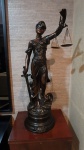 Espetacular escultura da Justiça em petit-bronze patinado , toda trabalhada e partes em alto relevo - med. 1.00 m.