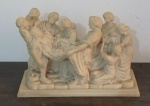 Escultura de Pó de Mármore representando a retirada de cristo da Cruz . Med. 17cm x 24cm