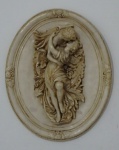 Medalhão oval em massa com escultura em alto relevo  de casal namorando, confeccionado em massa patinada - 42 X 34 cm - Inicio do séc. XX.