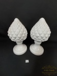 Par de Pinhas Decorativas em Ceramica Vitrificada Luiz Salvador Brancas. Medida: 26 cm altura