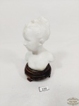 Escultura Representando Dorso Menina de Pó de Marmore sob Peanha Madeira. Medida: 12 cm altura