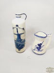 Lote 2 peças decorativas sendo 1 garrafa e 1 jarra  em Cerâmica Vitrificada Azul e branca  Holandesa .  Delft  Medida: Garrafa  26 cm altura x 7,5 cm diametro e jarra 14 cm altura x 11 cm diâmetro