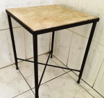 AM007, Par de mesas de canto, em metal, com tampo de mármore travertino, medindo 53 x 40 x 40 cm. No estado.
