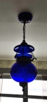 AM007, Belíssimo Lustre (estilo indiano), em vidro azul e metal, medindo 60 cm de altura, no estado.