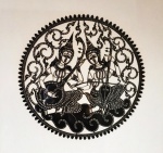 AM007, Quadro decorativo, desenho de henna, representando cena indiana, medindo 35 x 35 cm. No estado.