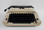 AM001, Antiga máquina de escrever "SPERRY RAND" (Remington 20), funcionando, medindo 10 x 32 x 34 cm. No estado.