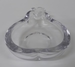 AM082, Cinzeiro, em vidro prensado, com formato de pera , medindo 9 x 12 cm.
