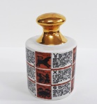 AM001, Adorno de mesa, em porcelana, decorada com os símbolos dos Zodíacos e seus significados, medindo 11 cm de altura. No estado.