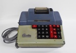 AM001, Antiga calculadora elétrica, "PRECISA", medindo 13 cm de altura x 23 cm de largura x 28  cm de comprimento. No estado.