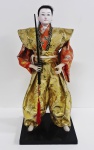 AM000, Escultura oriental, em resina e tecido, representando samurai, medindo 30 cm de altura.
