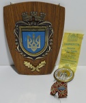 Placa faixa e dois botons centenário da Ucrânia, ano 1988