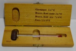 Caixa de madeira com termômetro para tirar temperatura de vinhos em forma de martelo