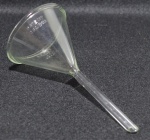 Funil em vidro americano , alt. = 11 cm, diâm. = 