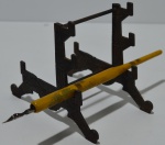Porta caneta em metal com caneta tinteiro