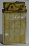 Isqueiro dourado com madreperolas com caixa de musica