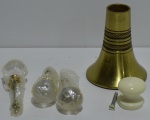 Conjunto com três puxadores de gaveta em vidro, um puxador de gaveta de madeira e peça de bronze