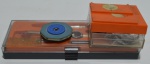 Conjunto de colecionáveis, com borracha antiga, filme de máquina de escrever (kores silkonyl) e compasso com acessórios na caixa