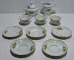 Conjunto de louça em porcelana real ltda, contendo 5 pires, 3 xícares de café, 1 açucareiro e 1 leiteira