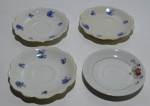 Quatro pires de porcelana renner, com flores nos detalhes, sendo um de estampa diferente
