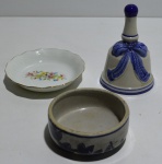 Pratinho de porcelana Limoges/France, diâm = 10cm, sino e suporte de porcelana