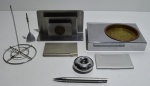 Kit de escritório com três porta cartões, suporte para caneta com caneta, dois porta recados e cinzeiro em inox