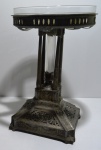 Centro de mesa de metal preateado, com uma coluna central de vidro oitavada e vasilha de vidro, alt. = 37, diâm. = 27cm
