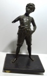 Estátua de petit bronze de menino, necessita reparo no braço, alt. = 44cm, com pés de mármore (um pé faltando)