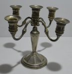 Castiçal de metal prateado, com espaço para cinco velas, alt. = 24cm