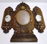 Oratório triptico, com espaço para uma foto central (no formato oval), de madeira, no estado, alt. = 43,5cm