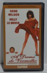 Fita VHS A Dama de Vermelho (THE WOMAN IN RED) com Gene Wilder & Kelly Le Brock, ORION PICTURES INTERNACIONAL, Livre, Comédia, 86 minutos