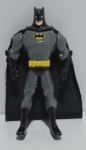 Boneco Batman, mexe os braços com 9cm de comprimento