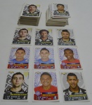 334 figurinhas do álbum do Brasileiro de 2012, algumas repetidas