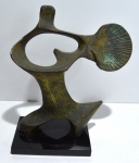 Escultura em Bronze Irineu Garcia medindo 23 x 21 x 7 cm.