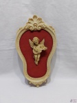Imagem de anjo com moldura em resina branca e paspatur vermelho. Medindo 33cm x 18cm. Possui um leve bicado na moldura.
