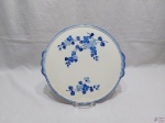 Prato de bolo em porcelana floral azul e branca. Medindo 29cm de diâmetro.