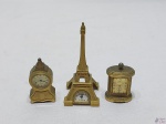Lote composto de 3 relógios de mesa em metal. Medindo a torre Eiffel 10cm de altura. Necessita de bateria.