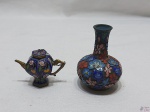 Lote composto de miniatura de bule e vaso floreira em bronze esmaltado clossone. Medindo o vaso 8cm de altura.