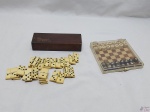 Lote de dominó completo em resina e tabuleiro de dama, xadrez imantado. Medindo a caixa do tabuleiro 14,5cm x 13,5cm.