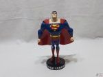Boneco do Superman da Fusion Toy DC. Medindo 24,5cm de altura.