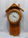 Relógio de parede à quartz da Sunworld com moldura em madeira. Medindo 58cm de comprimento, produto não testado.