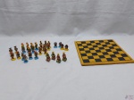 Jogo de xadrez com 32 peças  e tabuleiro em cerâmica. Medindo o tabuleiro 24cm x 24cm.